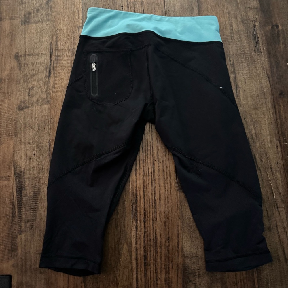 Lululemon Black and Blue Cropped Leggings - Picture 9 of 16